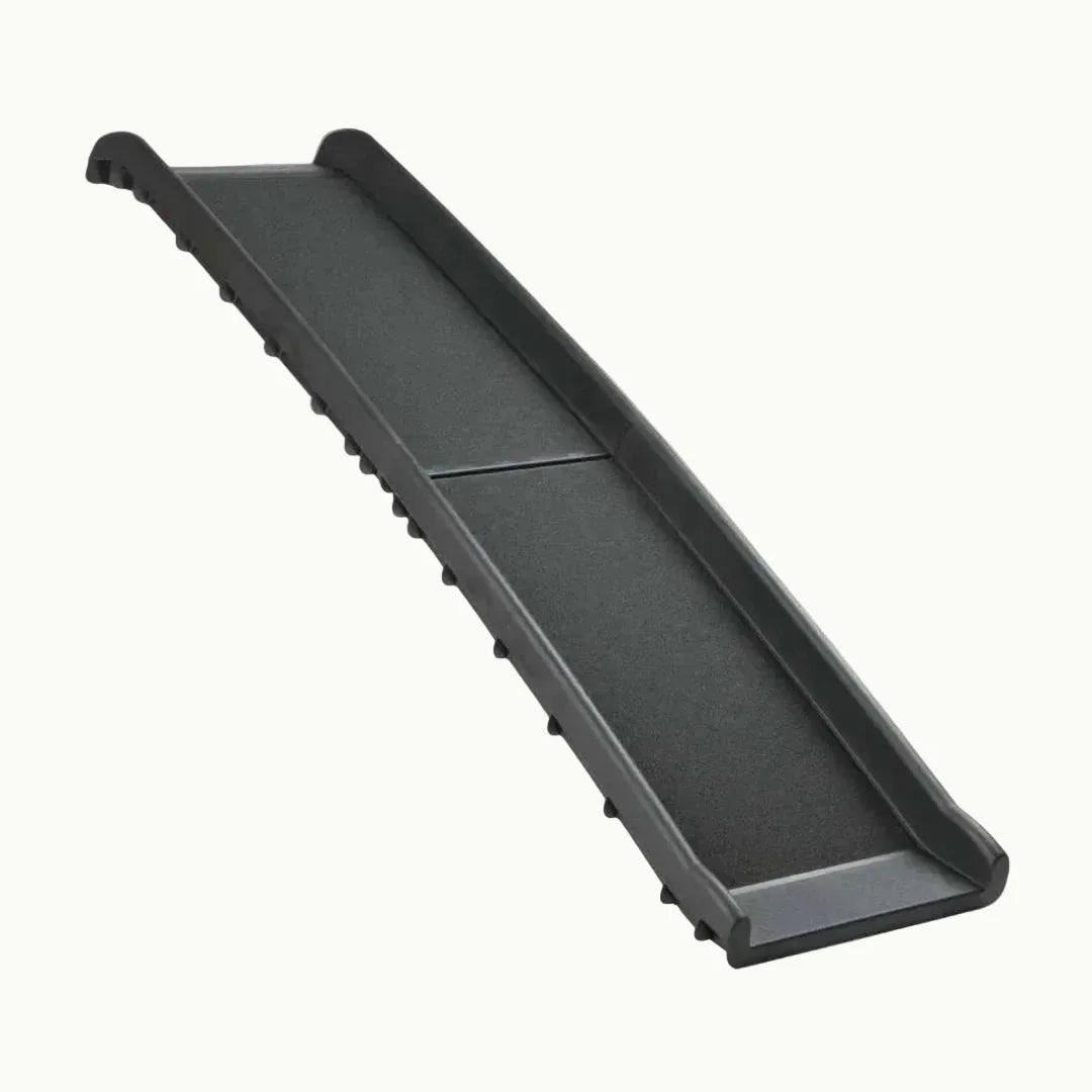 View of the heavy-duty hinge and integrated handle on the foldable pet car ramp.