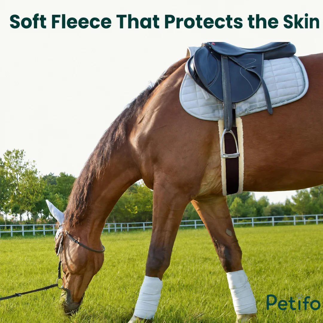 Horse girth featuring soft fleece to ensure skin protection while riding.