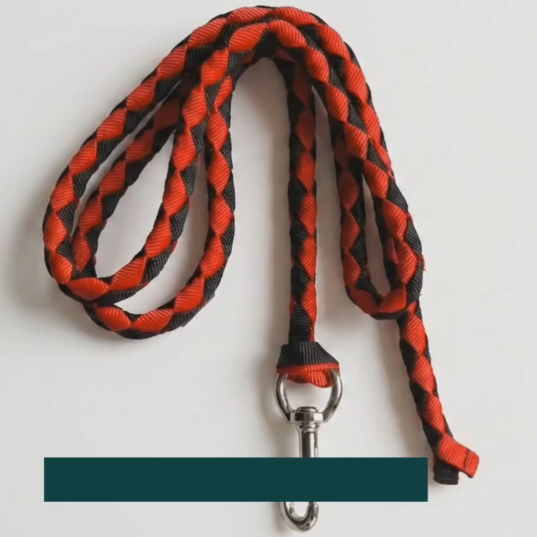 Quilvera lead rope shown in use with a horse – Petifo
